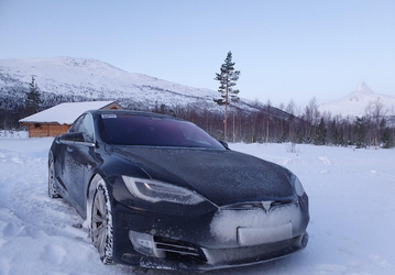 Не открываются двери и багажник, машина не заряжается. Владелец Tesla делится опытом использования автомобиля зимой