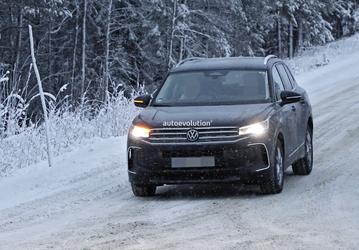 Совершенно новый Volkswagen Tiguan засняли на тестах недалеко от Полярного круга