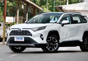 В РФ привезли новую партию кроссоверов Toyota RAV4 по параллельному импорту. Двигатель 2 л, полный привод и цена 3,55 млн рублей