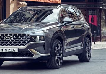 В Россию начали ввозить Hyundai Santa Fe из Казахстана. За популярный дизельный полноприводный кроссовер просят от 4 млн рублей