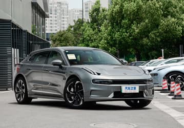 Аналог Porsche Taycan от Geely приехал в Россию. Сколько просят за Zeekr 001 дилеры?