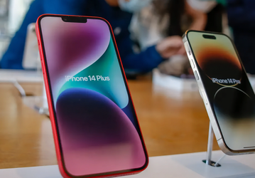 iPhone лидирует по продажам в России, но только по деньгам