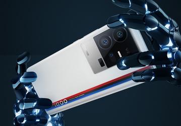 Snapdragon 8 Gen 2, экран AMOLED 2K 144 Гц, 50 Мп с OIS, 4700 мА·ч и 200 Вт — за 715 долларов. iQOO 11 Pro поступил в продажу в Китае