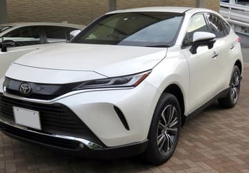 В России начали предлагать кроссоверы Toyota Harrier, названы цены