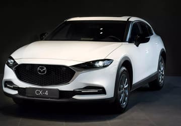 Объявлена дата российской премьеры кроссовера Mazda CX-4. В РФ завезли 4 тыс. таких авто, цены стартуют от 3 млн рублей