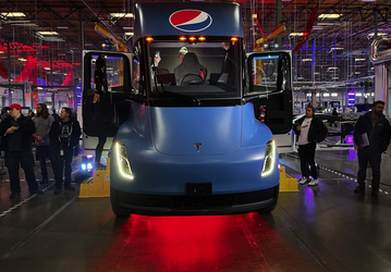 Первые грузовики Tesla с мегаваттной зарядкой доставлены клиентам. В новой презентации ничего не говорилось об автопилоте
