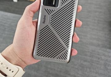 Xiaomi выпустила чехол-радиатор для Redmi K60. Он позволяет понизить температуру телефона на 4 градуса Цельсия