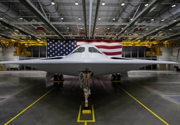 В США представлен новейший малозаметный стратегический бомбардировщик B-21 Raider, способный нести ядерное оружие