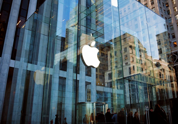 Дерзкое ограбление магазина Apple засняли на видео. Злоумышленники вынесли техники на десятки тысяч долларов
