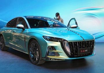248 л.с., 8-ступенчатый «автомат», 5 метров длины. Представлен люксовый седан Hongqi H6, он может доехать до России