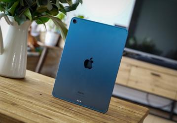 «Я получил два синих iPad Air 2022 сегодня, и я немного шокирован». Покупатели нового планшета жалуются на скрипы и качество сборки