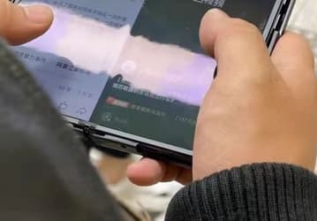 Vivo X Fold с огромным, почти квадратным экраном засняли в китайском метро