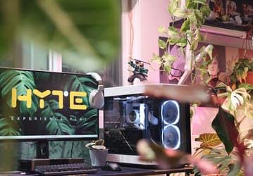 Особенностями корпуса Hyte Y60 являются срезанный угол и панорамное остекление