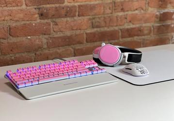 Ассортимент SteelSeries пополнили розовые колпачки для клавиш и накладки для гарнитур 