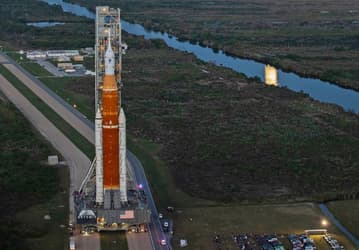 Эта ракета вернёт американцев на Луну. SLS впервые установили на стартовую площадку