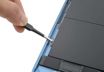 За это многие скажут Apple «спасибо». Разборка показала, что в новом iPad Air батарея крепится к корпусу клейкими язычками 