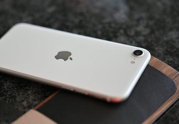 У Apple получилось очень хорошо. Новый iPhone SE уже не показывает такую катастрофически плохую автономность, как прошлая модель