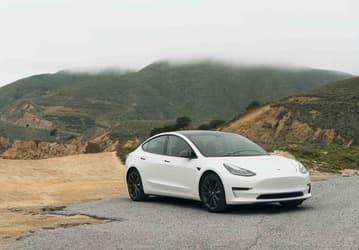 Впервые в мире: каршеринг Tesla Model Y дебютировал в Москве. Машины можно арендовать поминутно