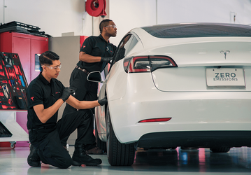 «Tesla проявила поразительное безразличие». Компанию оштрафовали в деле о расизме, но уменьшили штраф почти на порядок