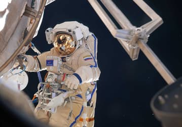 Российские космонавты развернули Знамя Победы в открытом космосе на МКС 