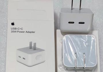 Для одновременной зарядки двух iPhone или iPad. На фото показали новый блок питания Apple с двумя портами USB-C