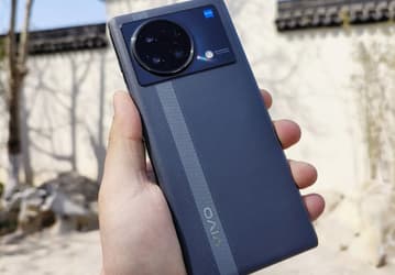 Первый гибкий камерофон? Vivo X Fold со всех сторон на живых фото