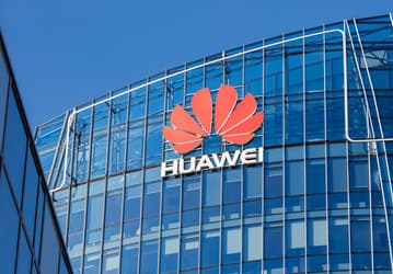 Huawei пересматривает российскую линейку продуктов и отправляет сотрудников в длительный отпуск. Компания боится новых санкций США