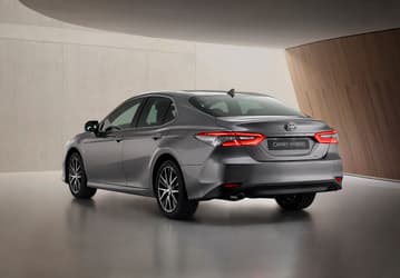 Российские продажи Toyota рухнули, но Camry всё ещё лидирует в сегменте бизнес-седанов