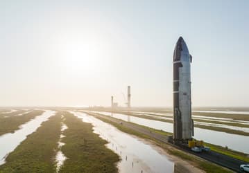 Илон Маск показал транспортировку гигантского космического корабля Starship на стартовую площадку Starbase