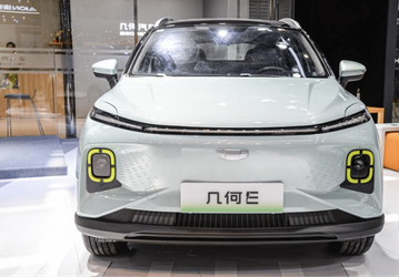 Цена от 13 000 долларов, мощность 81 л.с. и запас хода до 400 км. Geely показала недорогой электрический кроссовер Geometry E