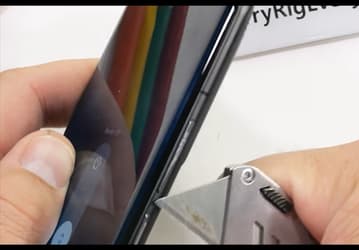 Xiaomi 12 Pro оказался гораздо крепче OnePlus 10 Pro. Он успешно прошел тест на изгиб