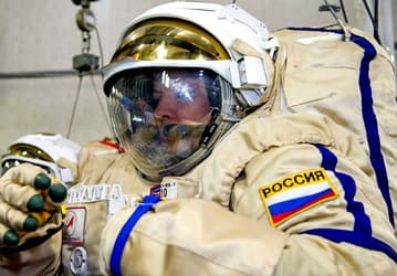 Скафандры нового поколения для российских космонавтов могут сделать из самозаживляющегося материала