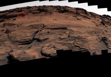 Учёные NASA назвали обнаруженную на фотографиях Марса «дверь в храм» «собачьей дверью». Астрономы объяснили происхождение этого объекта