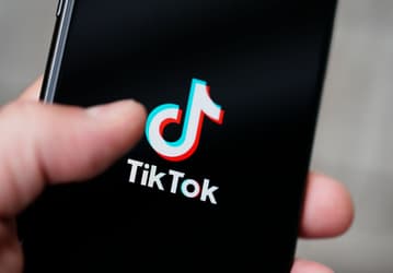 СМИ сообщили, что TikTok снова разрешил публиковать новый контент в России. TikTok это опровергает