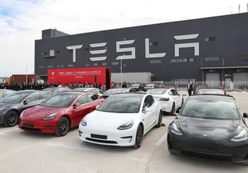 Производство электромобилей Tesla сократилось в несколько раз из-за нехватки запчастей