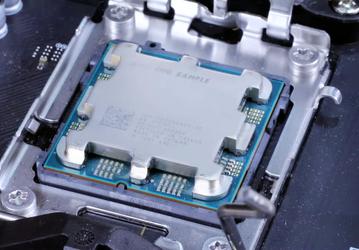У процессоров Ryzen 7000 действительно странная форма, но никаких отверстий в крышке нет. Появились фото инженерного образца