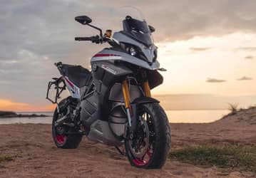 Представлен электрический мотоцикл Energica Experia Green Tourer с самым большим запасом хода. Но это всего 208 км по трассе