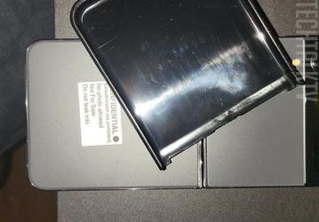 Складки действительно не видно. Включённый Samsung Galaxy Z Flip4 впервые показали вживую со всех сторон