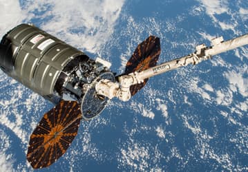 Американский космический корабль Cygnus наконец-то сделал то, что до этого мог только российский «Союз»: он успешно скорректировал орбиту МКС