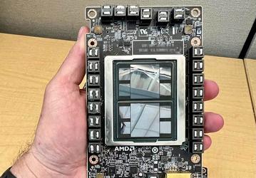 Самый большой в мире GPU с двумя кристаллами и 128 ГБ памяти. AMD Instinct MI250 позирует на фото