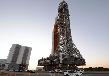 В прямом эфире: NASA выкатывает огромную лунную ракету Artemis 1 обратно на стартовую площадку