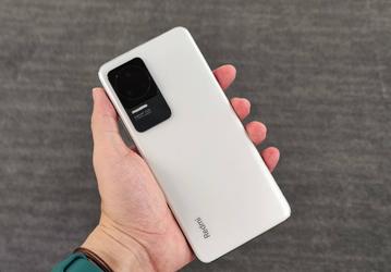 Новую версию Redmi K50 с матовой задней панелью показали вживую