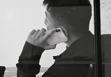 «Ничто» впервые позирует на фото. Кто-то сфотографировал смартфон Nothing Phone (1)