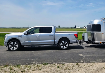 Ford F-150 Lightning проверили на реальный запас хода при буксировке семиметрового дома на колёсах