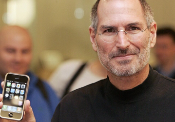 «Apple собирается заново изобрести телефон». iPhone поступил в продажу ровно 15 лет назад