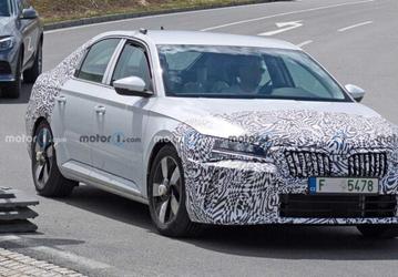 Так выглядит новая Skoda Superb: появились живые фото