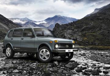 «Ободранные» Lada Niva Legend и Lada Niva Travel остались без подушек безопасности. Первое фото салона