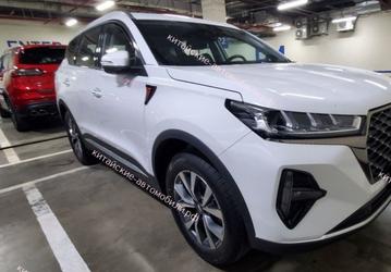 На таких кроссоверах будем ездить. Российские Chery Tiggo 7 Pro Max засняли вживую на московской парковке