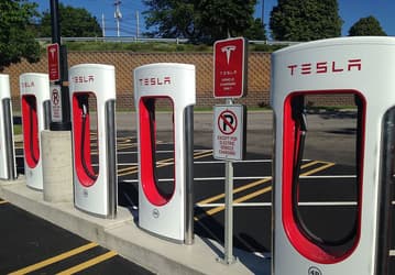 Tesla планирует построить в Голливуде станцию Supercharger с автокинотеатром и рестораном