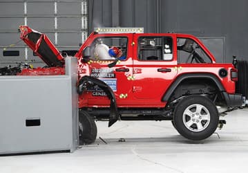 Jeep Wrangler остаётся очень небезопасным авто. Машина снова провалила краш-тесты, потому что перевернулась